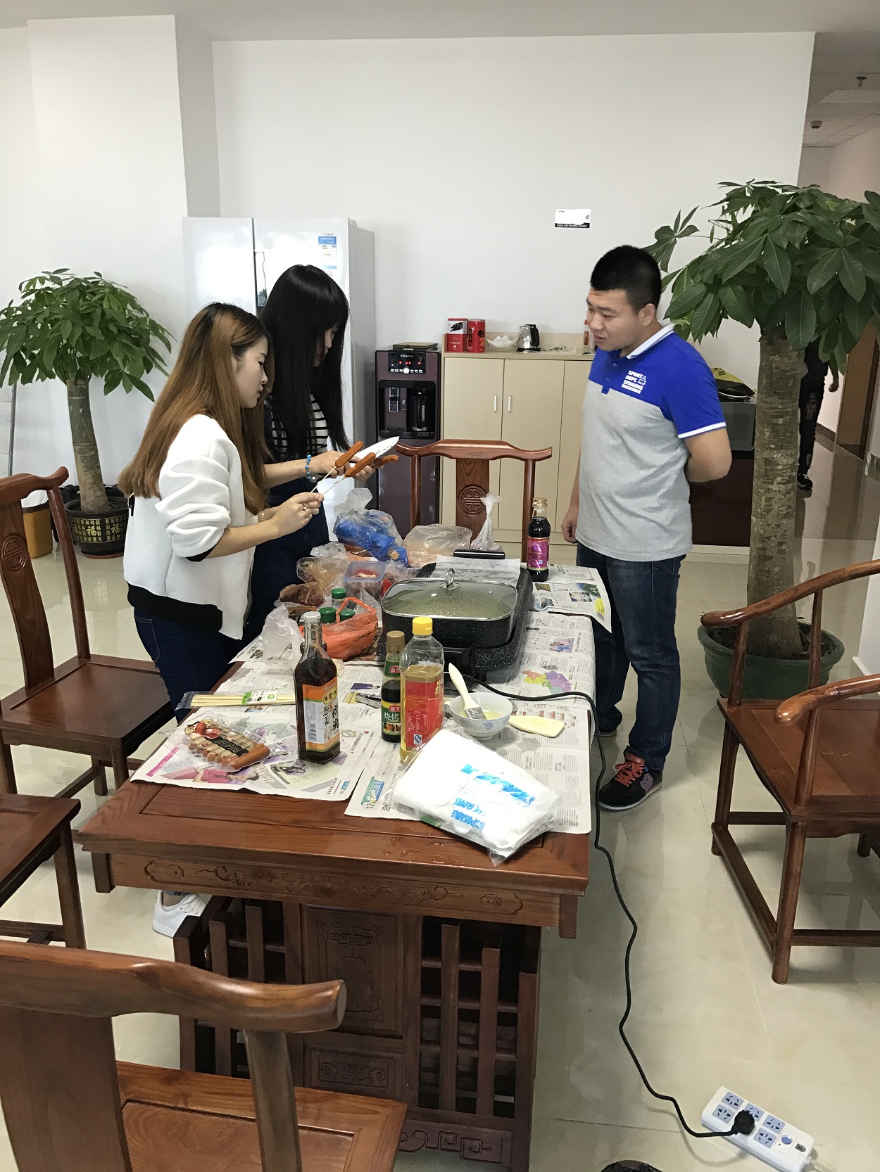 時運電子員工自助燒烤大餐，生活多姿多彩